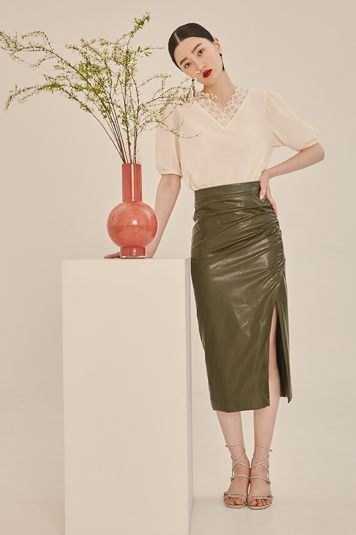 Curve slit leather skirt (khaki)