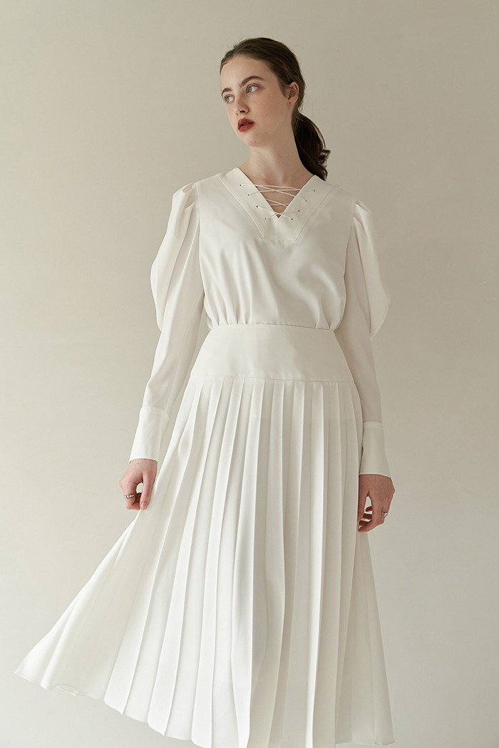 Classic pleated long skirt (white)